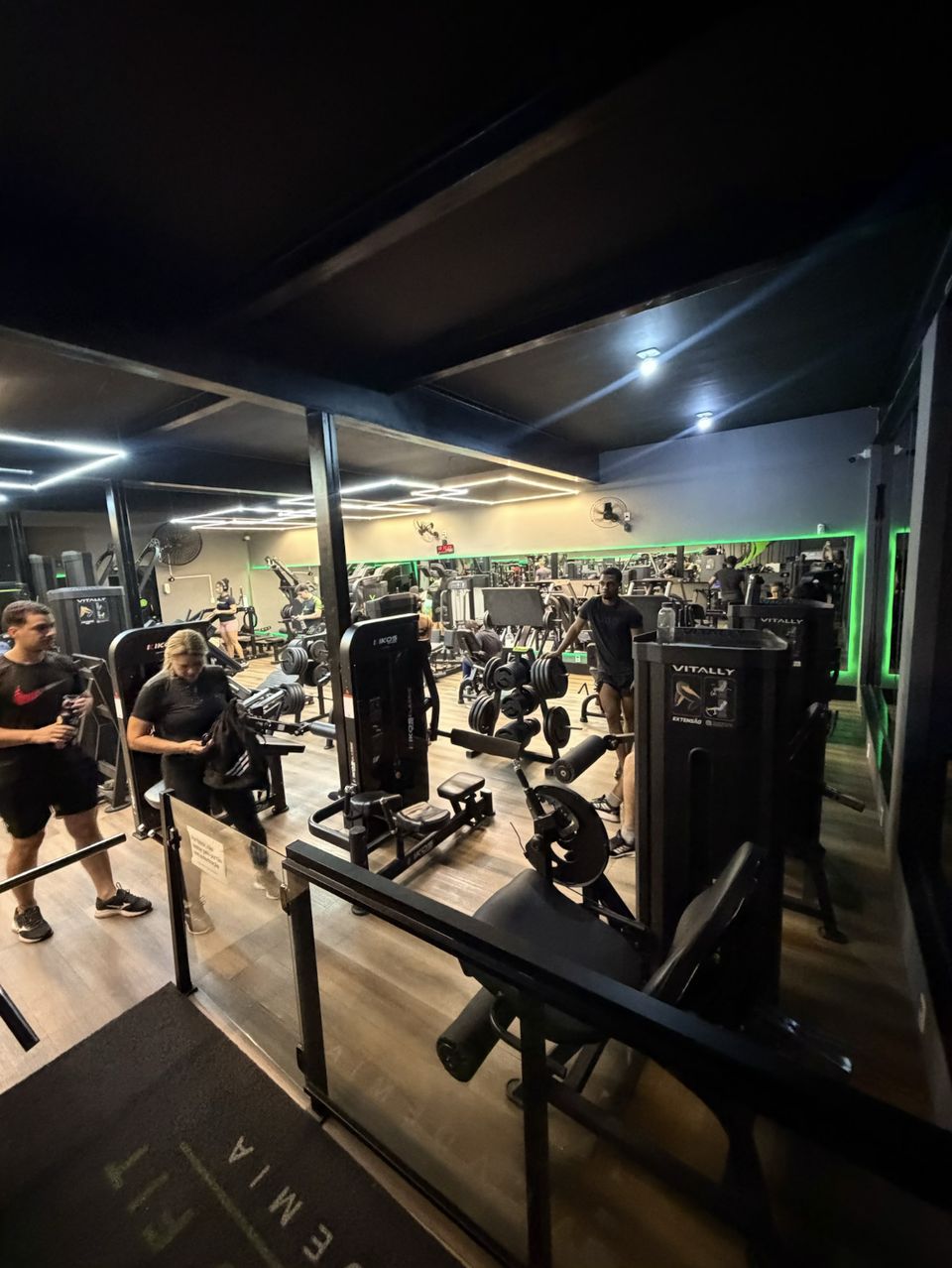 Aparelhos Vitally e Kikos na sala de musculação, vistos da entrada